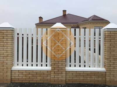 Забор из белого евроштакетника с кирпичными столбами