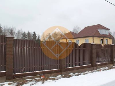 Забор из евроштакетника с кирпичными столбами для участка